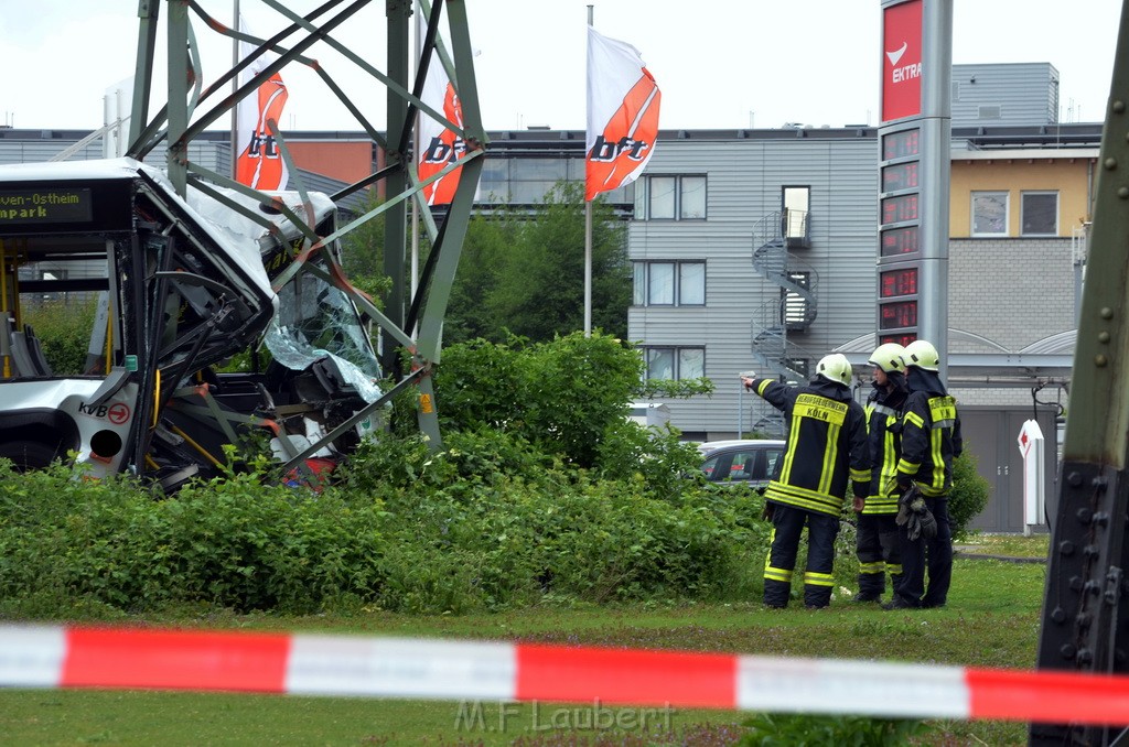 Schwerer Bus Unfall Koeln Porz Gremberghoven Neuenhofstr P118.JPG - Miklos Laubert
